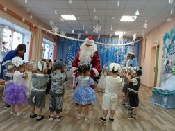 Новогодние утренники прошли в младшей и средней логопедической группе.